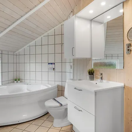 Velholdt Med Dejlig Terrasse I Vrist Sj626